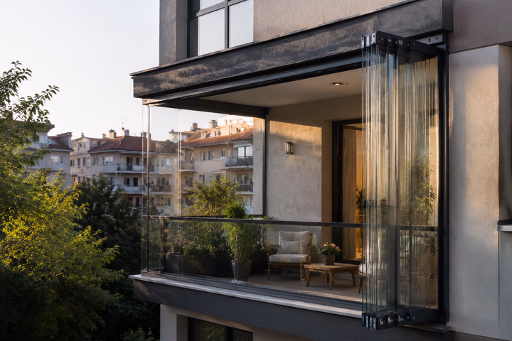Açık konumda katlanır cam balkon kanatları